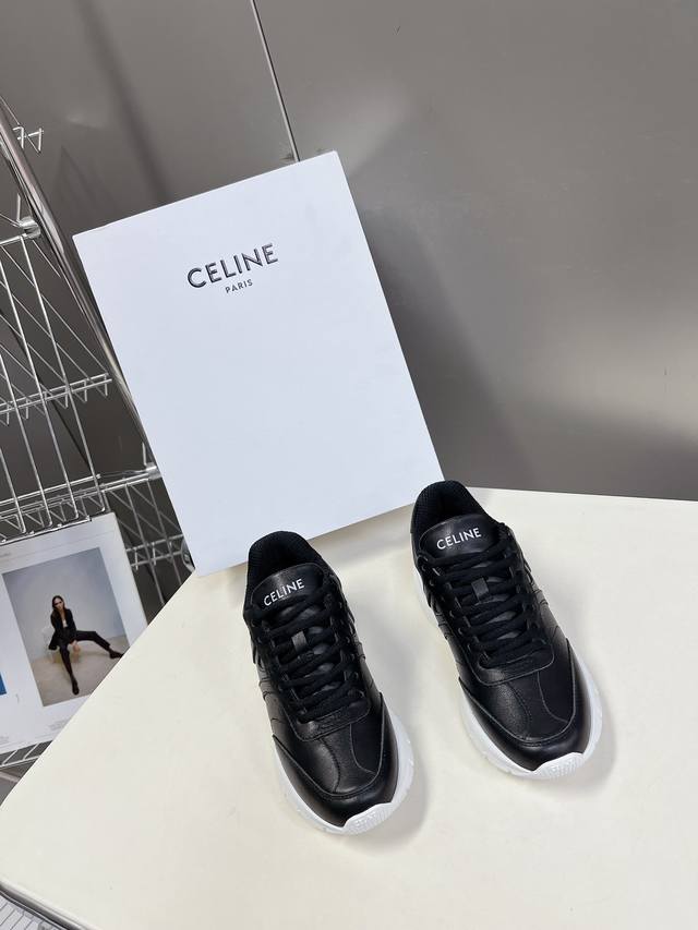 Celine 思琳 2024早春runner系列cr-02新款运动鞋 这一季运动小白鞋无论从楦型的轮廓隔板的拼接都让人耳目一新 前后品牌logo相呼应 大底边位