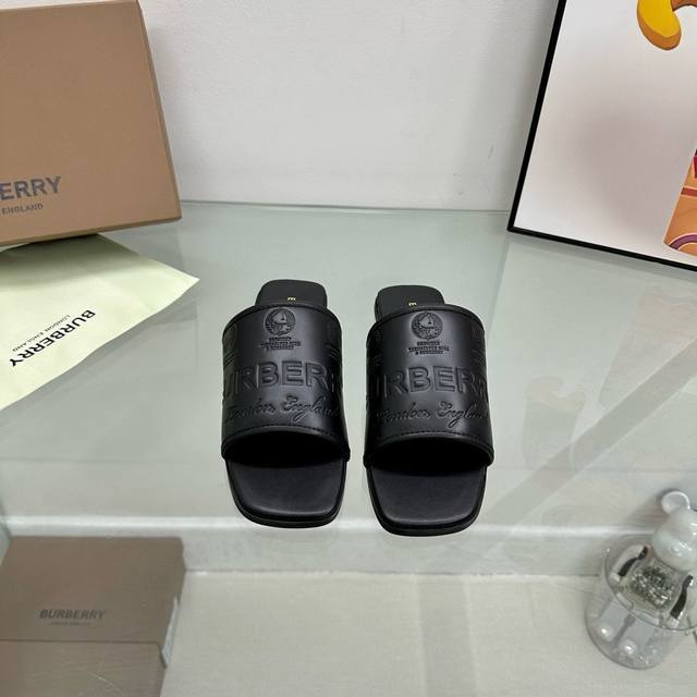 新品上架burberry 巴宝莉平底拖鞋 渠道货 硫化一脚蹬巴宝莉拖鞋 必须专柜一致 鞋面采用巴宝莉牛皮 羊皮内里及垫脚 原版开模扣子 极致柔软的皮革材质与双足