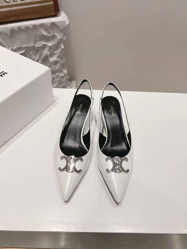 Celine 23 冬季银色凯旋门系列 思琳新款银色尖头高跟鞋 矮跟凯旋门鞋稀有的银色系列 好精致呀银色的凯旋门很低调黑色绝了 搭配小裙子牛仔裤都很不戳 你可以