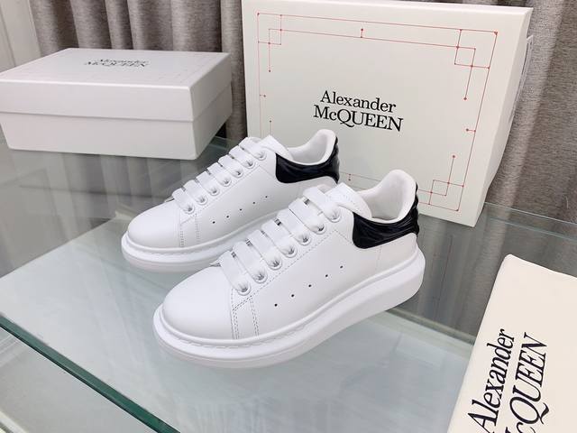 麦昆alexander Mcqueen 波浪纹尾 羊里女 男 牛里女 男p 为小白鞋疯狂打call 超过 种版面 做市场最顶级的质量 麦昆alexander M