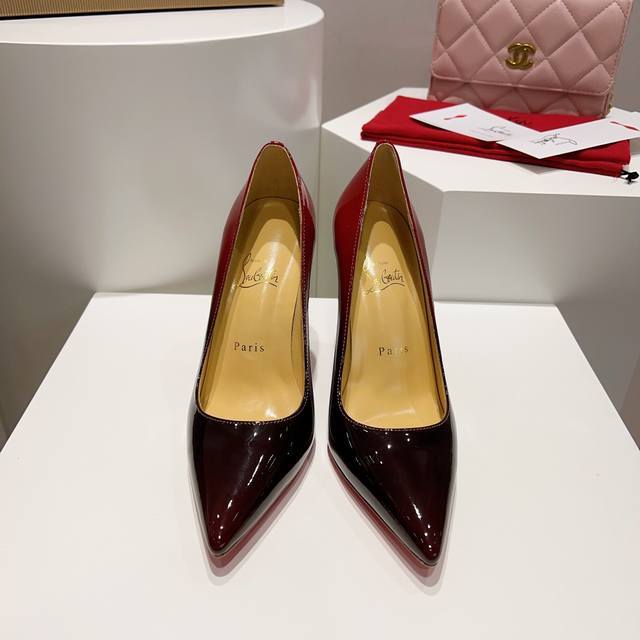 顶级版 原版盒p 礼品盒p Christian Louboutin 2023S原版做货重工cl经典漆皮高跟鞋系列 鞋面 黑于红的极致冲突 完美诠释正装高跟鞋的经