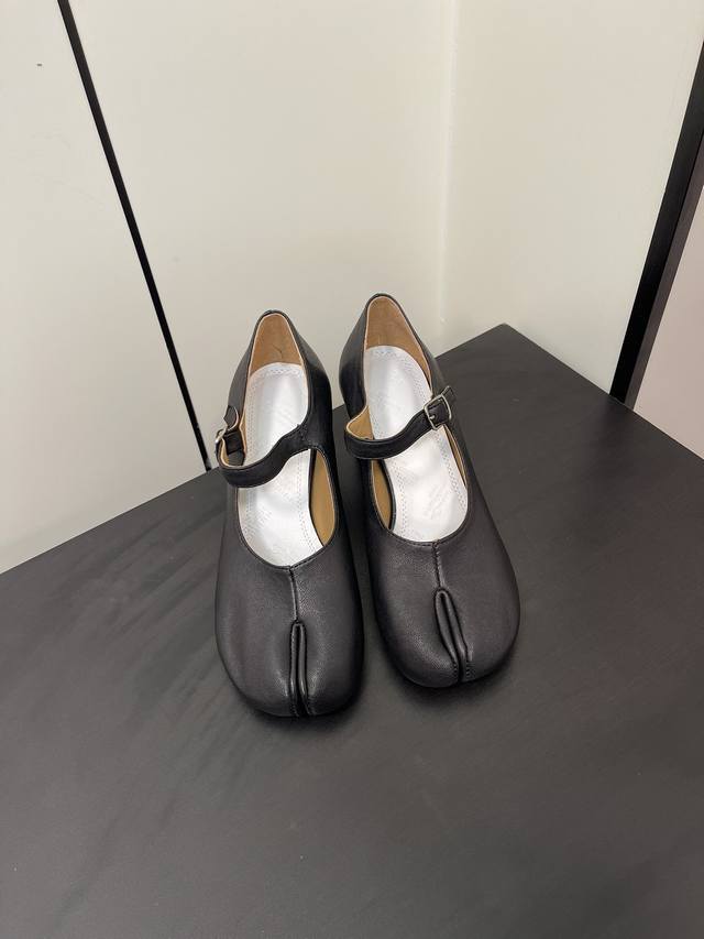 Maisonmargiela 马吉拉mm6小跟玛丽珍新品 带6Cm的小跟 刚刚好的高度 太好穿啦吧 水晶羊皮鞋面 羊皮里 牛皮底 Size 35-41 40.4