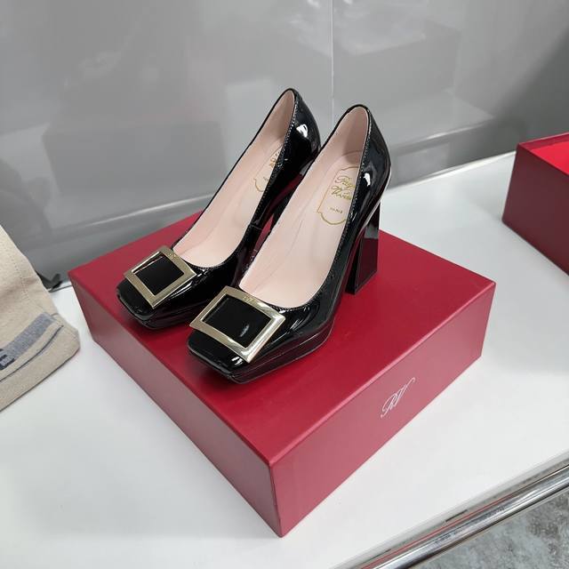 高品质出厂 Roger Vivier2023秋冬新款防水台高跟单鞋 鞋面采用原版进口漆皮手工制作而成 鞋面配以品牌经典扣子搭配 防水台高2Cm 跟高10Cm 穿