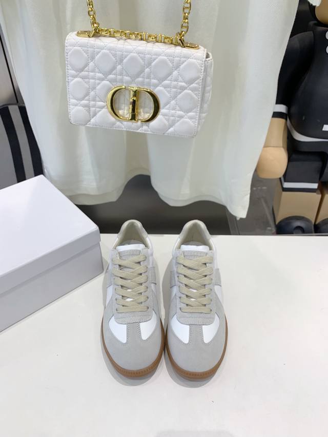 出厂 Maisonmargiela Mm6德训休闲板鞋 鬼才设计师品牌 一个轻奢品牌 大家认识这个品牌也都是因为分趾脚吧 突然的转变风格大家会不会有些不习惯哈哈