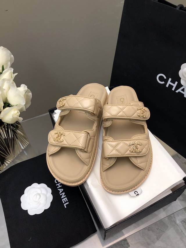 Chanel 24P 凉鞋新品 小香魔术贴拖鞋24春夏新品 经典款的改造，太好看了吧 菱格松糕底沙滩凉鞋 拖鞋 优雅高贵 舒适百搭 鞋面：小羊皮 垫脚：羊皮