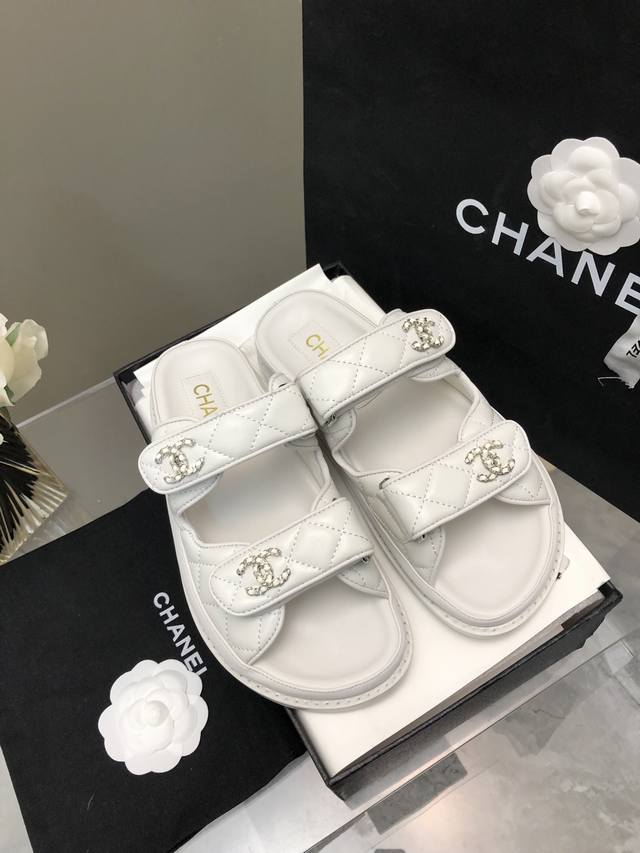 Chanel 24P 凉鞋新品 小香魔术贴拖鞋24春夏新品 经典款的改造，太好看了吧 菱格松糕底沙滩凉鞋 拖鞋 优雅高贵 舒适百搭 鞋面：小羊皮 垫脚：羊皮