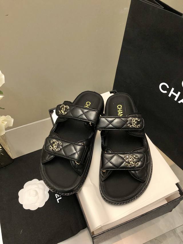 Chanel 24P 凉鞋新品 小香魔术贴拖鞋24春夏新品 经典款的改造，太好看了吧 菱格松糕底沙滩凉鞋 拖鞋 优雅高贵 舒适百搭 鞋面：小羊皮 垫脚：羊皮