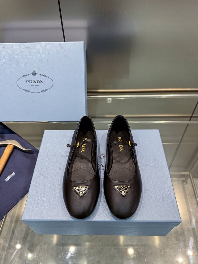 冲量价 Prada 普拉达2024Ss春夏新品 闪亮登场 玛丽珍平底芭蕾舞鞋 柔软舒适 小红书各大博主推荐，妥妥的学院风通勤1-1开发 圆头金色三角标扣 面料