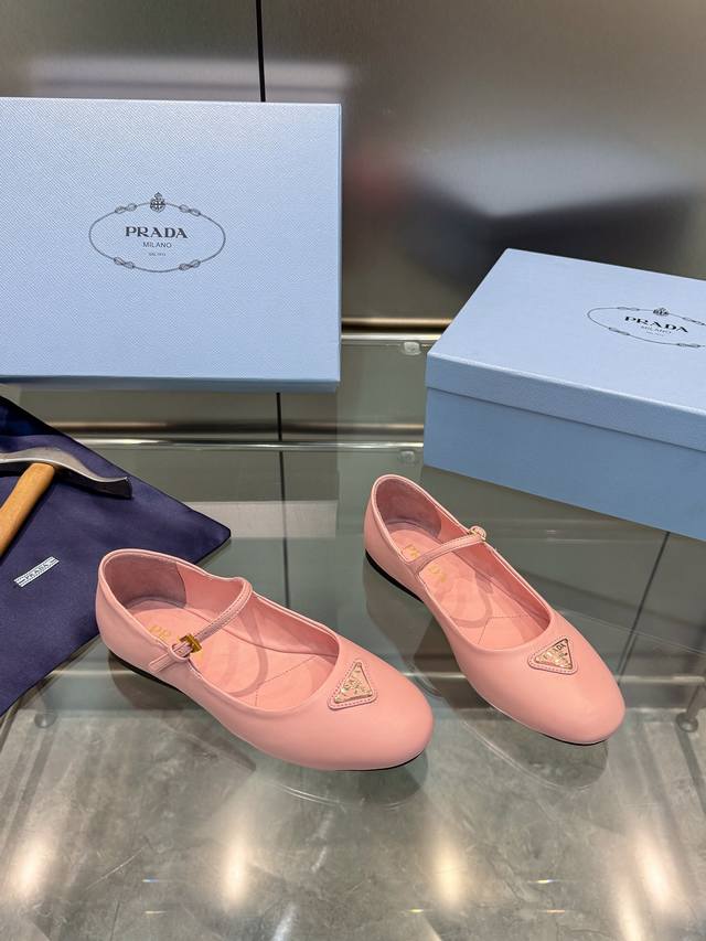 冲量价 Prada 普拉达2024Ss春夏新品 闪亮登场 玛丽珍平底芭蕾舞鞋 柔软舒适 小红书各大博主推荐，妥妥的学院风通勤1-1开发 圆头金色三角标扣 面料