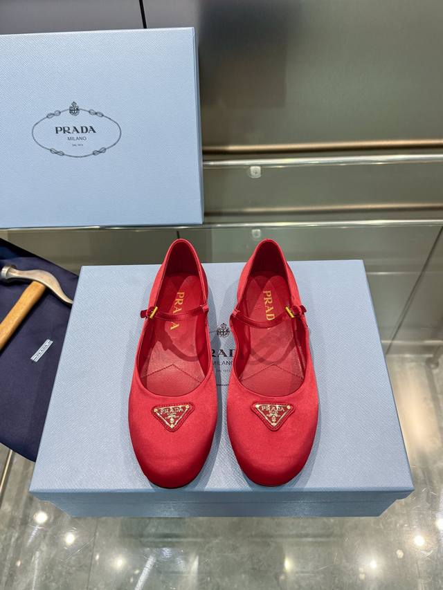 冲量价 Prada 普拉达2024Ss春夏新品 闪亮登场 玛丽珍平底芭蕾舞鞋 柔软舒适 小红书各大博主推荐，妥妥的学院风通勤1-1开发 圆头金色三角标扣 面料