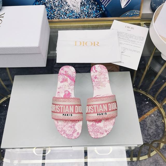 Dior 2022年春夏款复古刺绣拖鞋 平底 粗跟 今年就数它是最耀眼的单品，全粒面牛皮垫脚+ 意大利真皮大底，立体刺绣logo，高密度刺绣工艺，针法细腻，公主