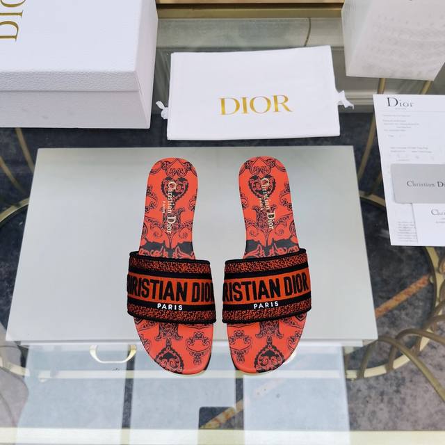 Dior 2023年春夏款复古刺绣拖鞋 平底 粗跟 今年就数它是最耀眼的单品，全粒面牛皮垫脚+ 意大利真皮大底，立体刺绣logo，高密度刺绣工艺，针法细腻，公主