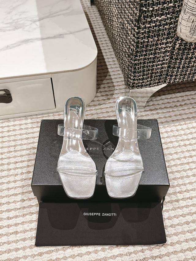 Giuseppe Zanotti 春夏高跟凉鞋 意大利超小众品牌，这个系列的拖鞋穿上去，真的有点小仙女的感觉 上脚自带滤镜效果，后跟上百颗超闪水钻，银色bein