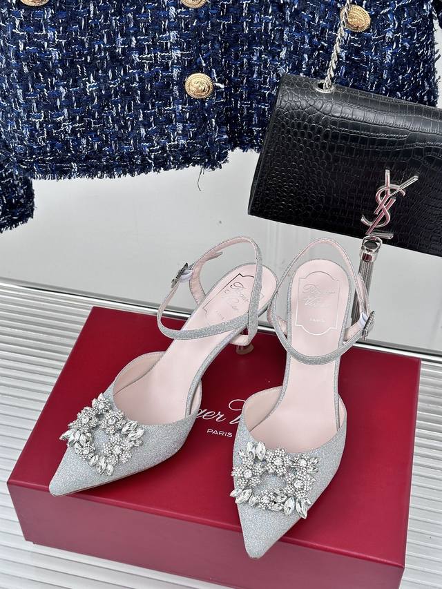 出厂价 Roger Vivier｜Rv24S春夏 新品水钻扣尖头高跟凉鞋 鞋面采用进口真丝 内里进口混种羊皮 意大利进口牛皮大底 跟高：8.5Cm 码数：35-