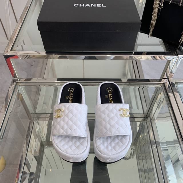 Chanel 2024 新款菱格纹厚底松糕拖鞋 夏天一定要入的拖鞋 可文艺可时髦 穿搭率实在太高了 厚底在拉长腿方面真的yyds百搭舒适 上脚秒变大长腿 鞋面