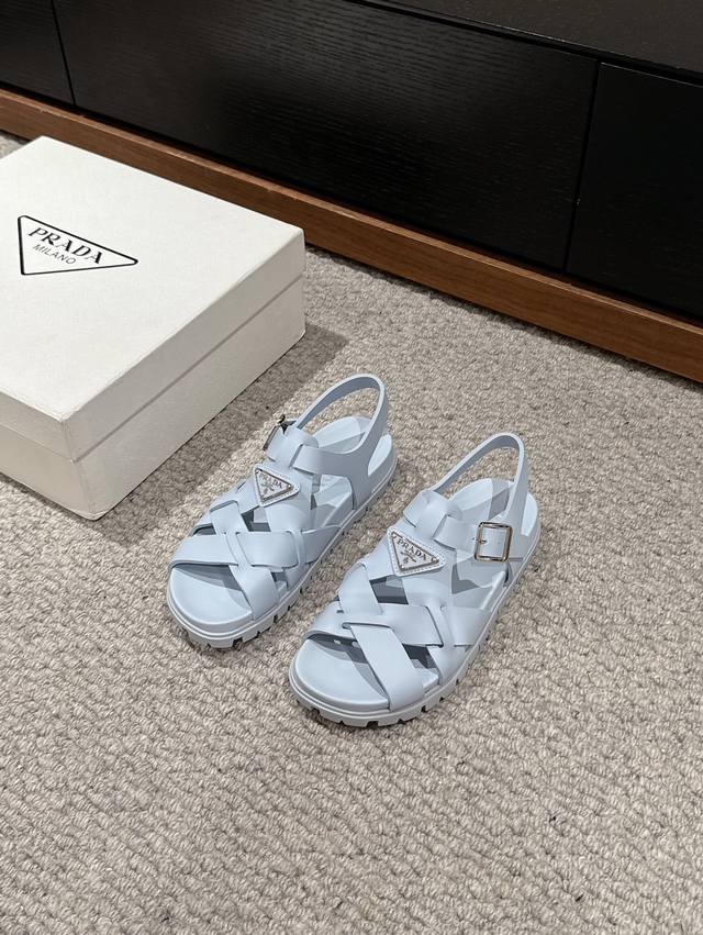 顶级品质 Prada Ss24 New Arrival 24春夏罗马凉鞋新品 三角标点缀；复古时髦；搭配个袜子 简直不要太好看了夏日必备单品 Size 35