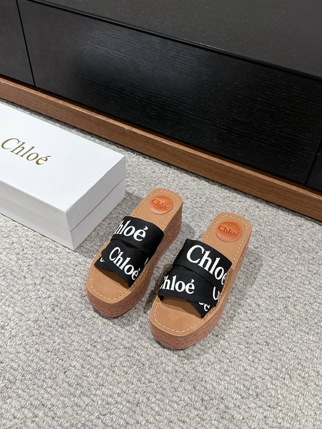 顶级品质 Chloe Ss24 New Arrival 克洛伊2024春夏新品｜坡跟拖 织带鞋面电绣logo图案，非常有视觉冲击力 大地色系的鞋底，非常的舒适