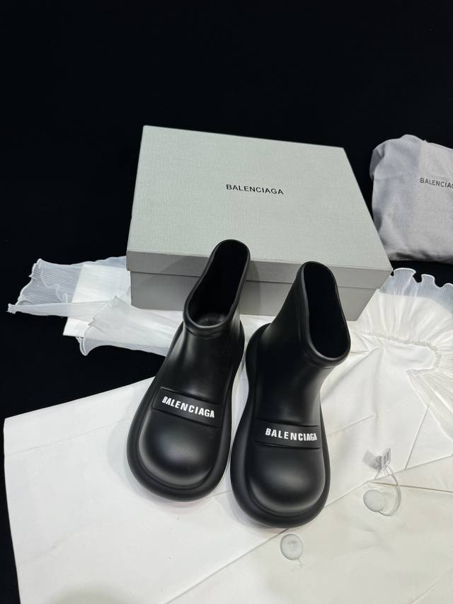 Balenciag*巴黎世*家2024Vs早春新款 娃娃头雨靴系列 新款上架这款平底在欧美街拍中出境率超高，Ins也是火了一把，真的太有魅力了，我相信有品味的女