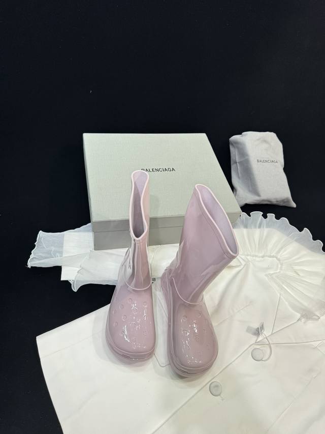 Balenciag*巴黎世*家2024Vs早春新款 松糕厚底洞洞雨靴系列 新款上架这款平底在欧美街拍中出境率超高，Ins也是火了一把，真的太有魅力了，我相信有品