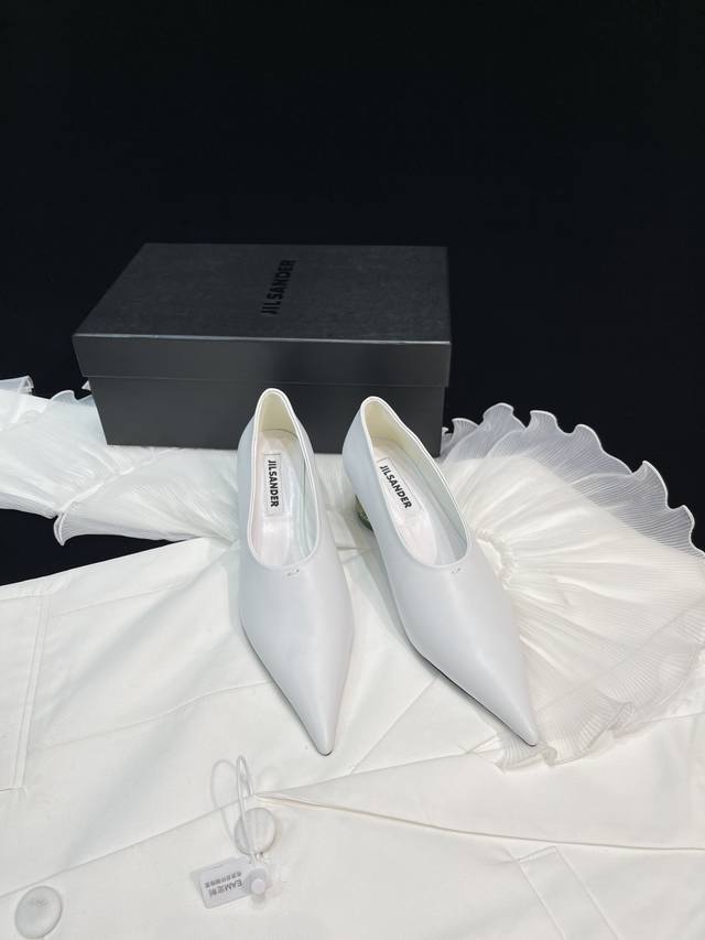 Jil Sander 小众潮牌 24春夏超现代主义水晶透明跟尖头系列单鞋后空凉鞋 这款现代风格凉鞋醒目吸睛，微风轻轻吹过，脚下的每一步都应该轻盈而自在。尖头部