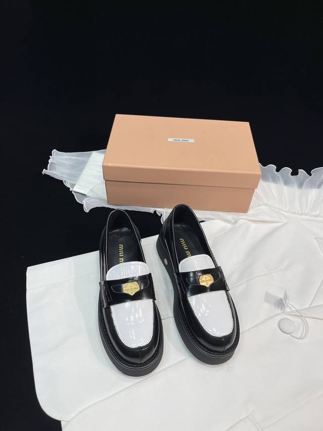 Miumiu缪缪2024春夏新款英伦风系带乐福鞋 就是随性而为的时髦态度,洗涤、磨损、麂皮，与皮革的印记，夸张地表达时光的流逝，传递曾经使用 与此刻挚爱的概念，