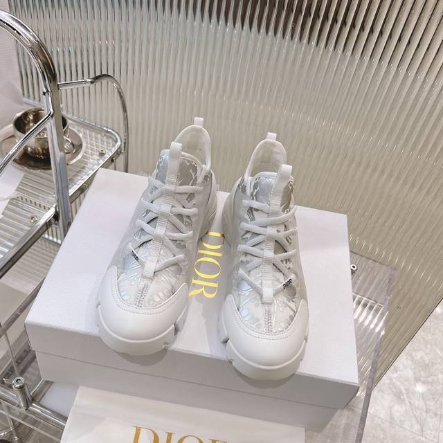 Christian Dior 迪奥运动老爹鞋 高版本 众多明星、网红示范的超级百搭款，舞蹈鞋款式搭配品牌logo织带彰显大气简约感。原板开模打造，各方面细节欢迎