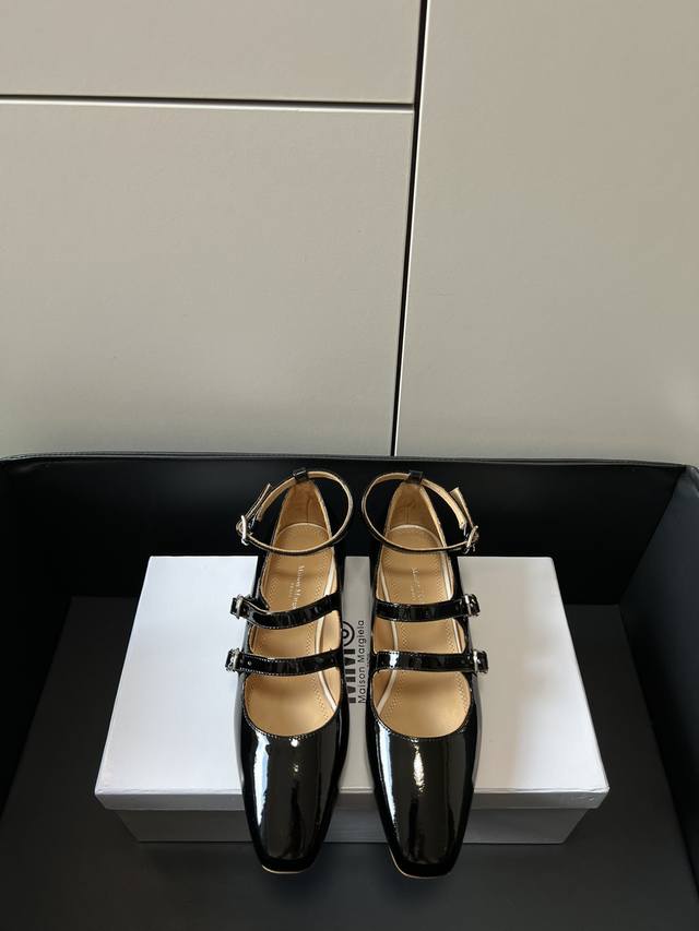 Mm6 Maison Margiela 春夏新款玛丽珍 马吉拉 春夏新款玛丽珍 经典巴黎玛丽珍来咯 Barbs绑带芭蕾舞鞋由漆皮制成，脚面和脚裸处共有有三条可调