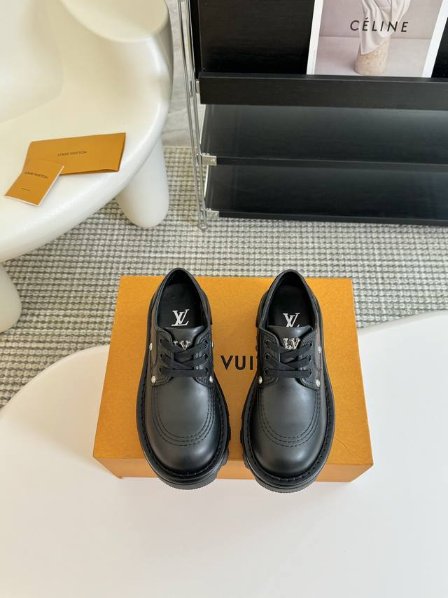 男10 Louis Vuitton 24春夏lv 路易威登秋冬新款复古厚底鞋系列 乐福鞋 可爱十足非常减龄，完全不害怕显腿短，穿上后显得腿又瘦又直，超级推荐