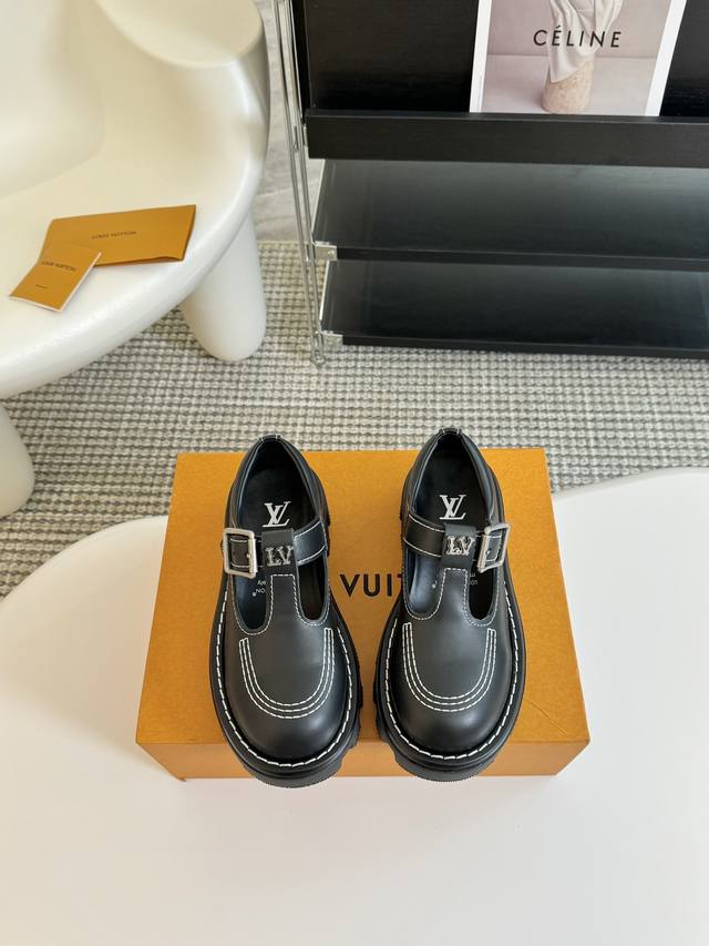 男10 Louis Vuitton 24春夏lv 路易威登秋冬新款复古厚底鞋系列 乐福鞋 可爱十足非常减龄，完全不害怕显腿短，穿上后显得腿又瘦又直，超级推荐