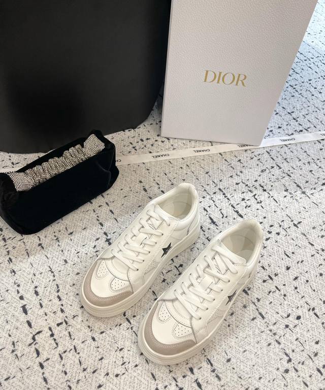 Dior 最新厚底德训复古小白鞋新品 厚底复古小白鞋 自带5Cm增高效果 脚感轻盈舒适百搭 众多明星网红喜爱 面料：进口小牛皮 内里：原版复刻内里 大底：原版复