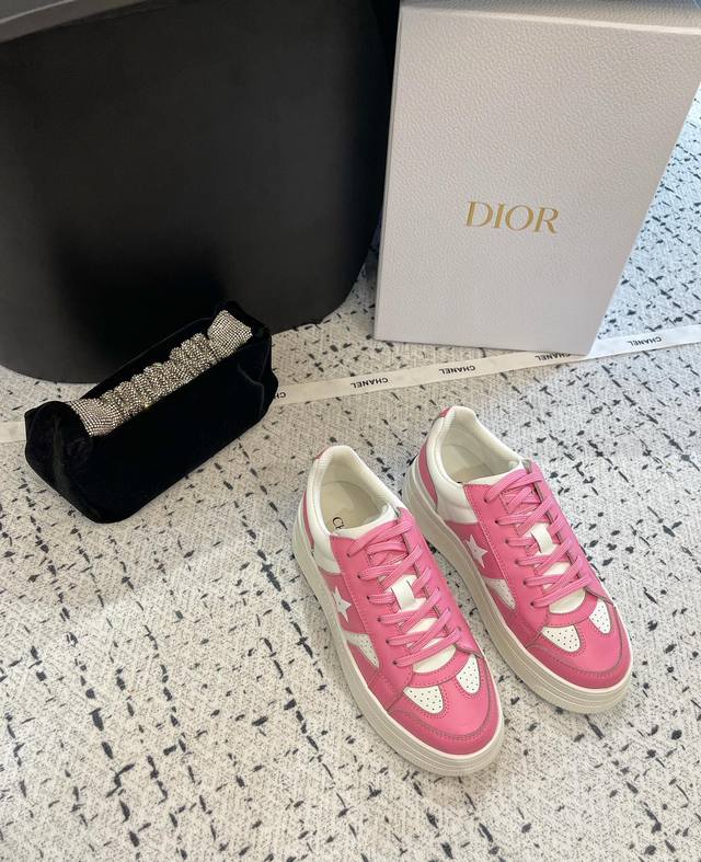 Dior 最新厚底德训复古小白鞋新品 厚底复古小白鞋 自带5Cm增高效果 脚感轻盈舒适百搭 众多明星网红喜爱 面料：进口小牛皮 内里：原版复刻内里 大底：原版复