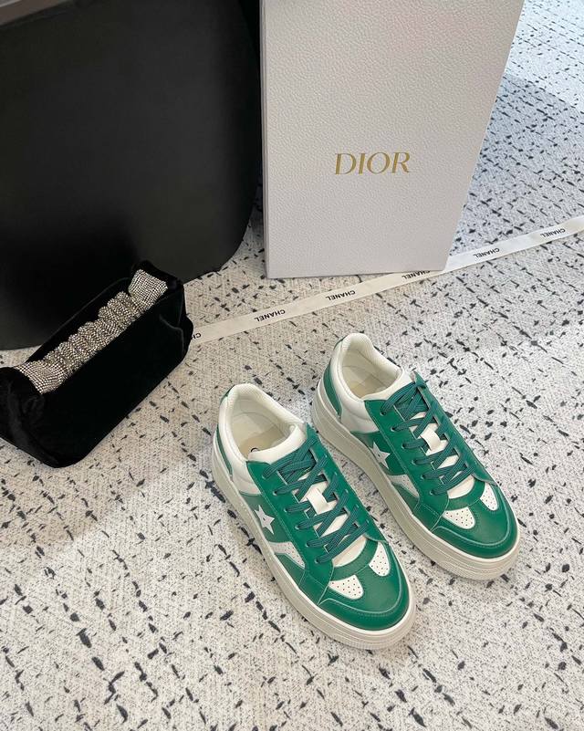 Dior 最新厚底德训复古小白鞋新品 厚底复古小白鞋 自带5Cm增高效果 脚感轻盈舒适百搭 众多明星网红喜爱 面料：进口小牛皮 内里：原版复刻内里 大底：原版复