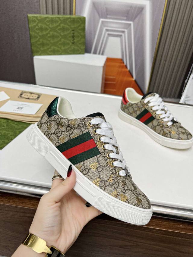 高版本 Gucci 古奇新款上市啦ace系列运动鞋延续品牌叙事，匠心成就主打单品。原版1:1开模，面料：丝绸牛皮，牛皮内里，牛皮垫脚，红绿织带，全新系列呈现特色