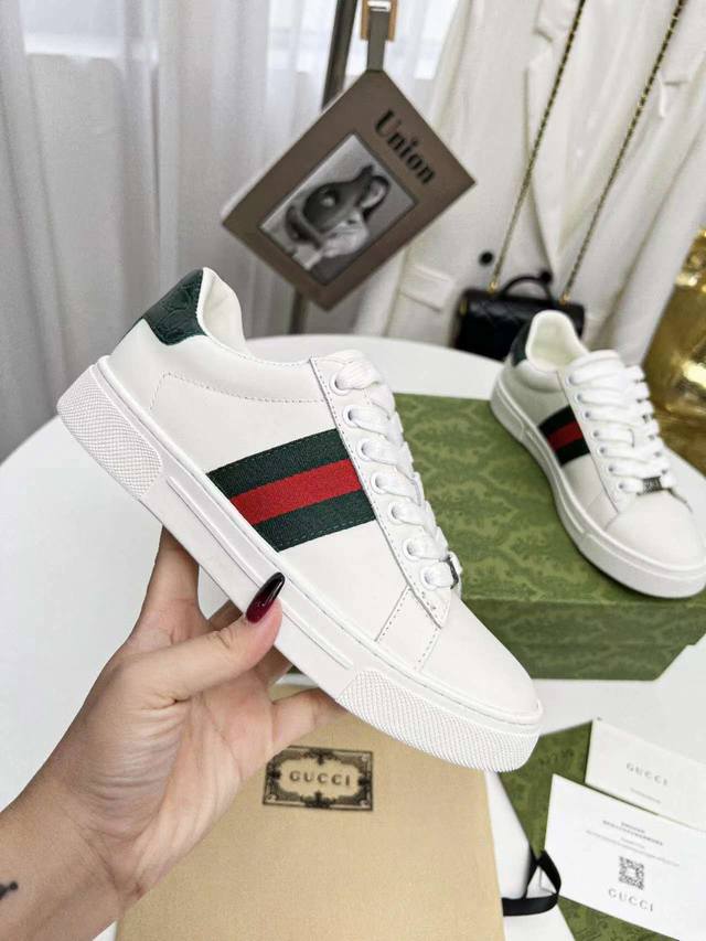 高版本 Gucci 古奇新款上市啦ace系列运动鞋延续品牌叙事，匠心成就主打单品。原版1:1开模，面料：丝绸牛皮，牛皮内里，牛皮垫脚，红绿织带，全新系列呈现特色