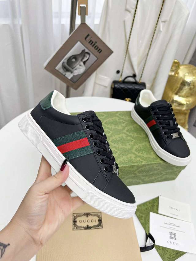 高版本 Gucci 古奇新款上市啦ace系列运动鞋延续品牌叙事，匠心成就主打单品。原版1:1开模，面料：丝绸牛皮，牛皮内里，牛皮垫脚，红绿织带，全新系列呈现特色