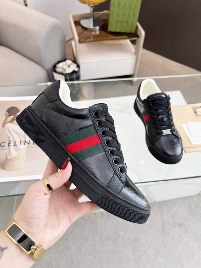 高版本 Gucci 古奇新款上市啦ace系列运动鞋延续品牌叙事，匠心成就主打单品。原版1:1开模，面料：丝绸牛皮，牛皮内里，牛皮垫脚，红绿织带，全新系列呈现特色