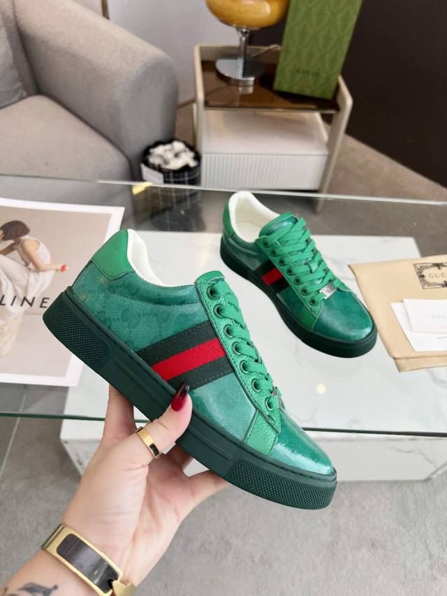 高版本 Gucci 古奇新款上市啦ace系列运动鞋延续品牌叙事，匠心成就主打单品。原版1:1开模，面料：丝绸牛皮，牛皮内里，牛皮垫脚，红绿织带，全新系列呈现特色