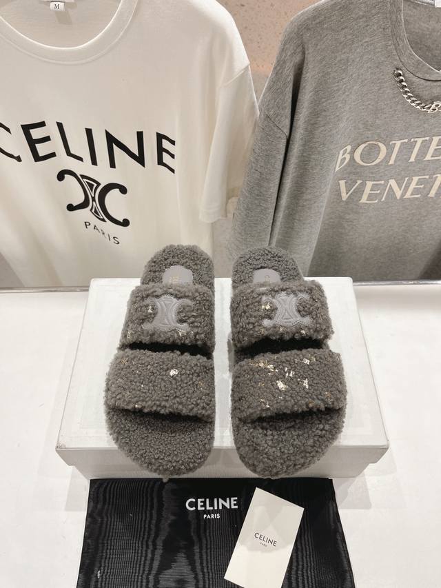 市场高版本 Celine 塞琳 2024新款羊毛拖鞋 这一季的赛琳又让我重新爱了它一次 这季节美鞋太多这款毛拖真的是让我无法自拔真太可爱了 毛茸茸的羊毛是选用