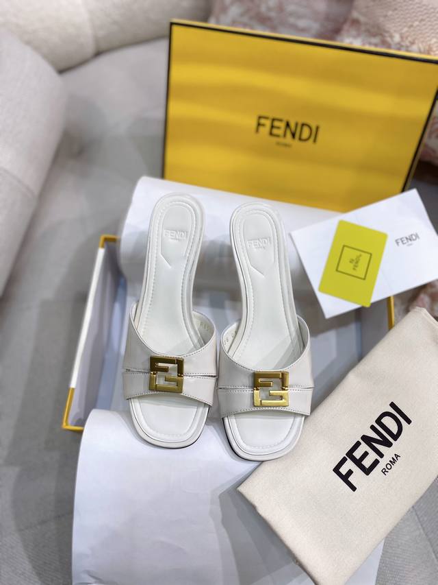 上新fend...I芬迪 Ffold小牛皮方头中跟鞋凉鞋 顶级代购版，对zp定制，市面顶级版本 一脚蹬方头凉鞋，搭配两条环绕式饰带。金属ff细节，中间加入功能性