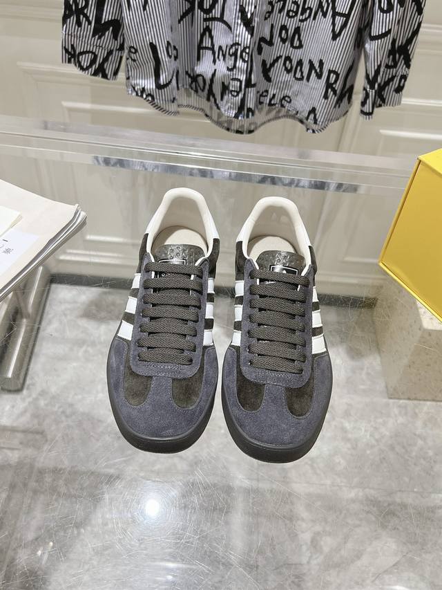 出厂 Gucci&Adidas 联名限量情侣款运动鞋 超好看的一款联名休闲运动鞋 色彩浓郁而大胆 给众人呈现了以往截然不同的魅力 将复古风和青春洋溢的运动风格碰