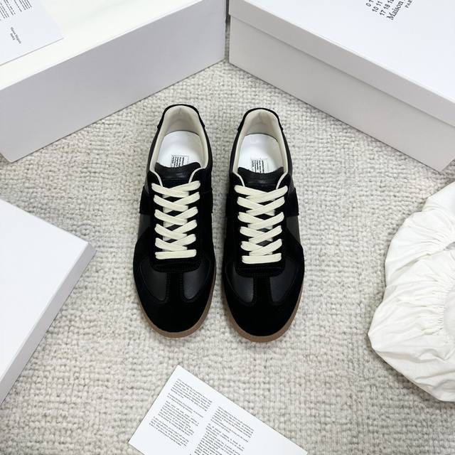 顶级版本 代购级别 Maisonmargiela Mm6德训休闲鞋鬼才设计师品牌，一个轻奢品牌上脚很百搭哦，也很随脚舒适，这一款德国训练鞋延续了经典的t形真皮拼