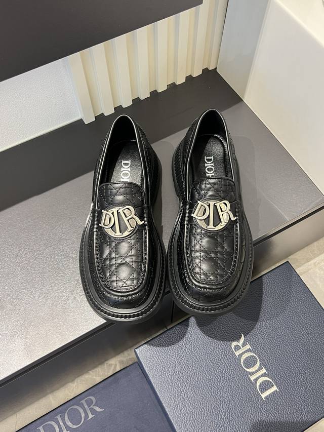 Dior Buffalo男士低帮德比休闲皮鞋，2024春季男装系列新品，将打破常规的特色元素与 Dior 的高订美学风格理想结合。黑色光滑牛皮鞋面搭配饰以同色调