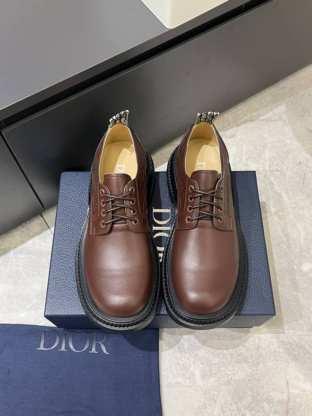 Dior Buffalo男士低帮德比休闲皮鞋，2024春季男装系列新品，将打破常规的特色元素与 Dior 的高订美学风格理想结合。黑色光滑牛皮革鞋面搭配饰以同色