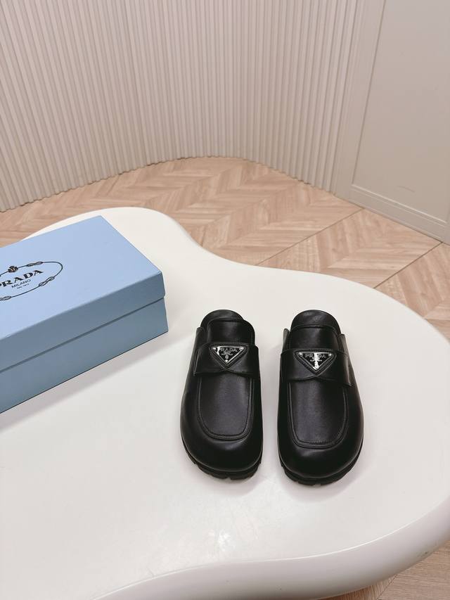 最新系列 Prada 普拉达2024春夏新款凉鞋 三角扣面包半拖鞋 最新走秀款，经典升级 舒适度与时髦度并存 每个颜色搭配都好看，设计搭配不同风格需求 鞋面：原