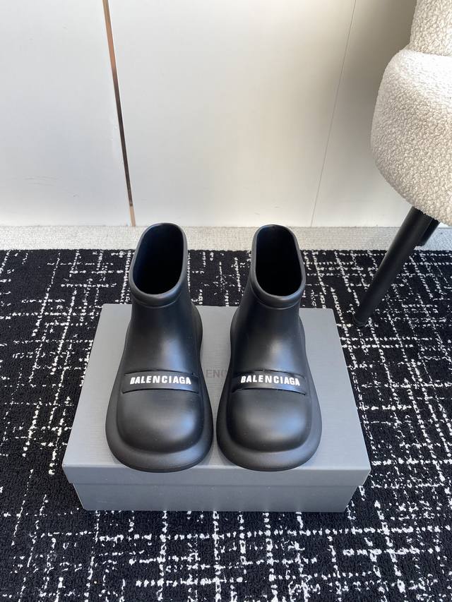 代购级 Balenciaga 娃娃头雨靴 巴黎世家强势出货 重工打造 正确字 粗细、位置、大小正确 Eva发泡软底 Balenciaga Logo 立体感十足