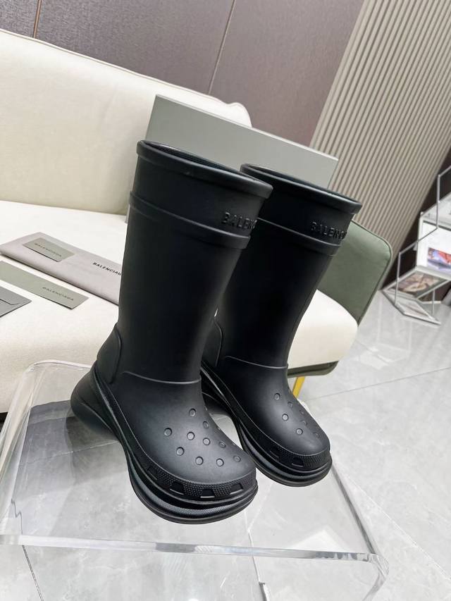 最高版巴黎世*家 X Crocs雨靴.5色发售 在这个in时代必备的雨靴 Balenciag X Crocs 联名洞洞雨靴 进口eva橡塑，摇摇防滑厚底 202