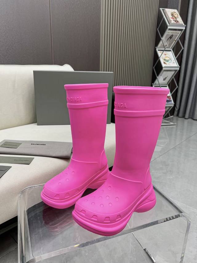 最高版巴黎世*家 X Crocs雨靴.5色发售 在这个in时代必备的雨靴 Balenciag X Crocs 联名洞洞雨靴 进口eva橡塑，摇摇防滑厚底 202