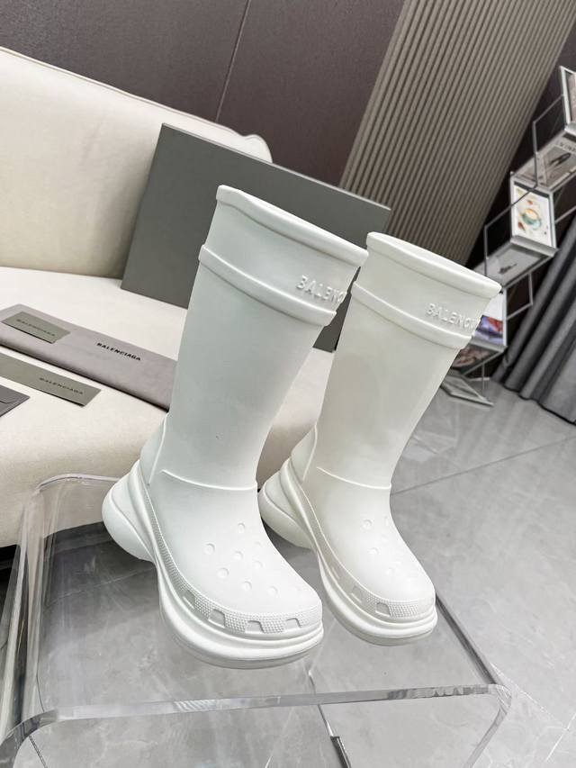 最高版巴黎世*家 X Crocs雨靴.5色发售 在这个in时代必备的雨靴 Balenciag X Crocs 联名洞洞雨靴 进口eva橡塑，摇摇防滑厚底 202