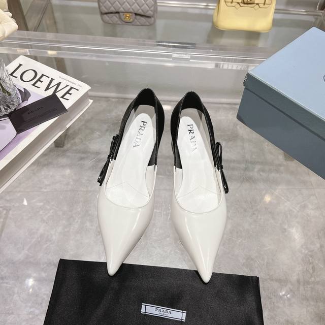 出厂价 Prada 普拉达 24 秋冬秀款女鞋 尖头粗跟蝴蝶结秀拼色专柜走秀款 鞋面：高定制开边珠面料 内里：高定制开边珠 大底：原版意大利真皮大底 跟高：5