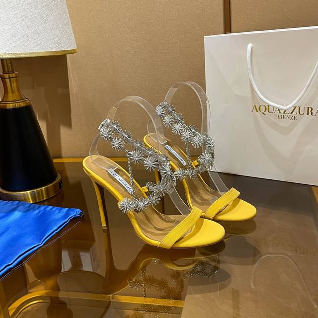 出厂价 Aquazzura 2024新款凉鞋 面料采用原版定制面料制成，代购品质 饰有闪闪发光的施华洛奇水钻装饰高跟凉鞋 上脚超级有气质 既简洁又时髦 太闪